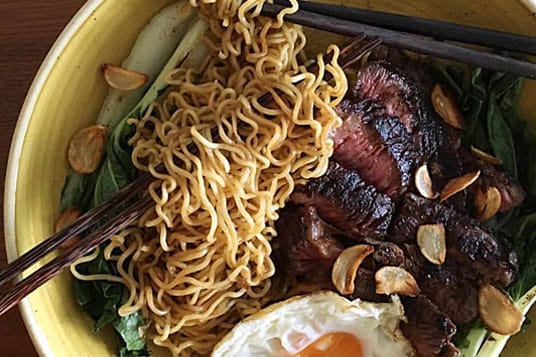 Salta in padella con controfiletto di manzo Indomie