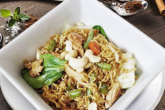 Pollo e verdure saltati in padella Indomie