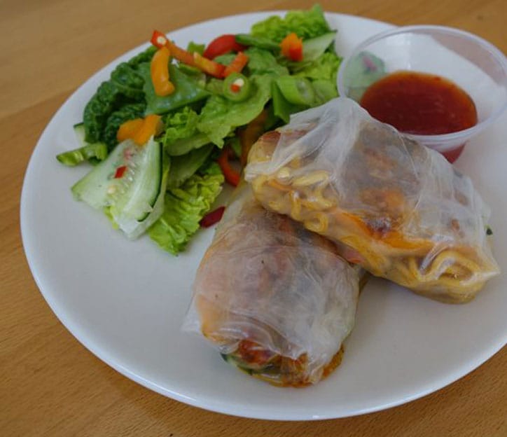 Involtini di noodles Indomie al pollo con salsa agrodolce